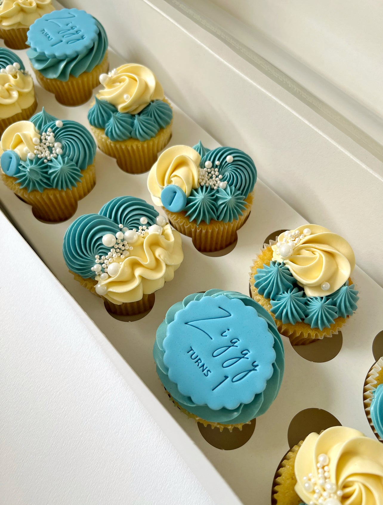 Full-size Personalised Cupcakes 12 Piece