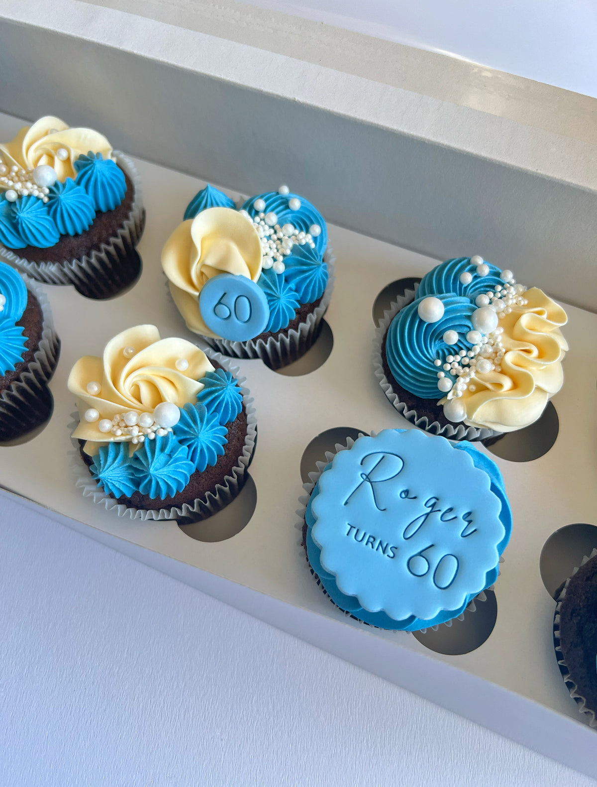 Full-size Personalised Cupcakes 12 Piece